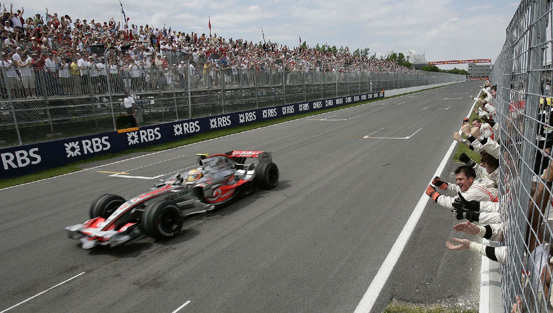 Lewis Hamilton wins the 2007 Canadian GP